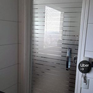 ADESIVOS JATEADOS EM PORTA DE VIDRO