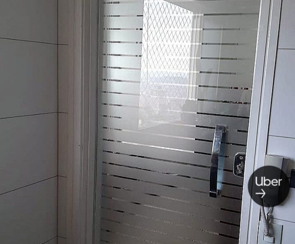 ADESIVOS JATEADOS EM PORTA DE VIDRO